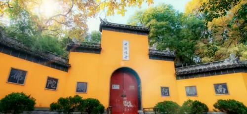 “闻鸡起舞”
网传，一位网友全家十一出游，在南京地铁上聊起了“鸡鸣寺”，不想旁边