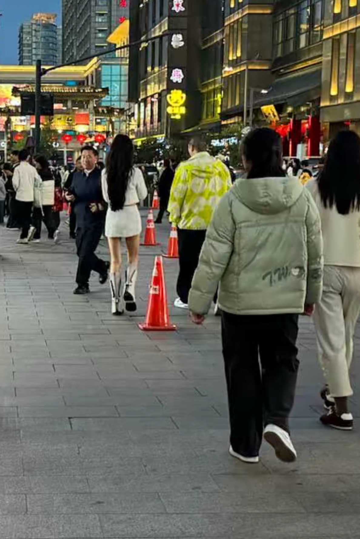 网友偶遇二驴平荣两口子逛街，平荣又高又瘦。 