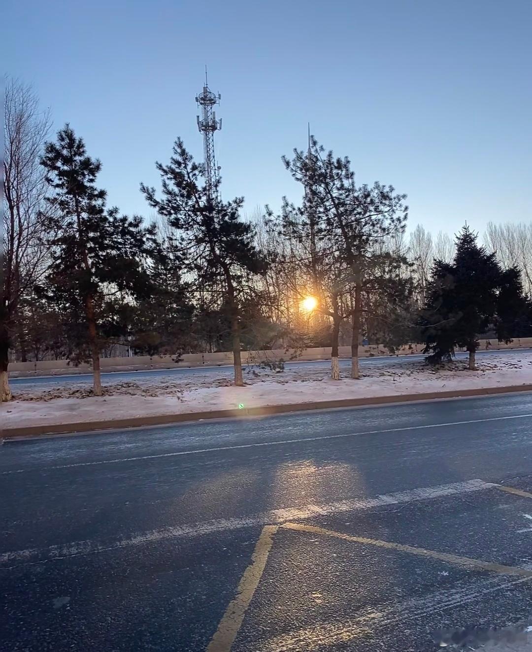 无论是清晨的第一缕阳光，还是黄昏时分的柔和光线，阳光如同一位温暖的朋友，总能抚平