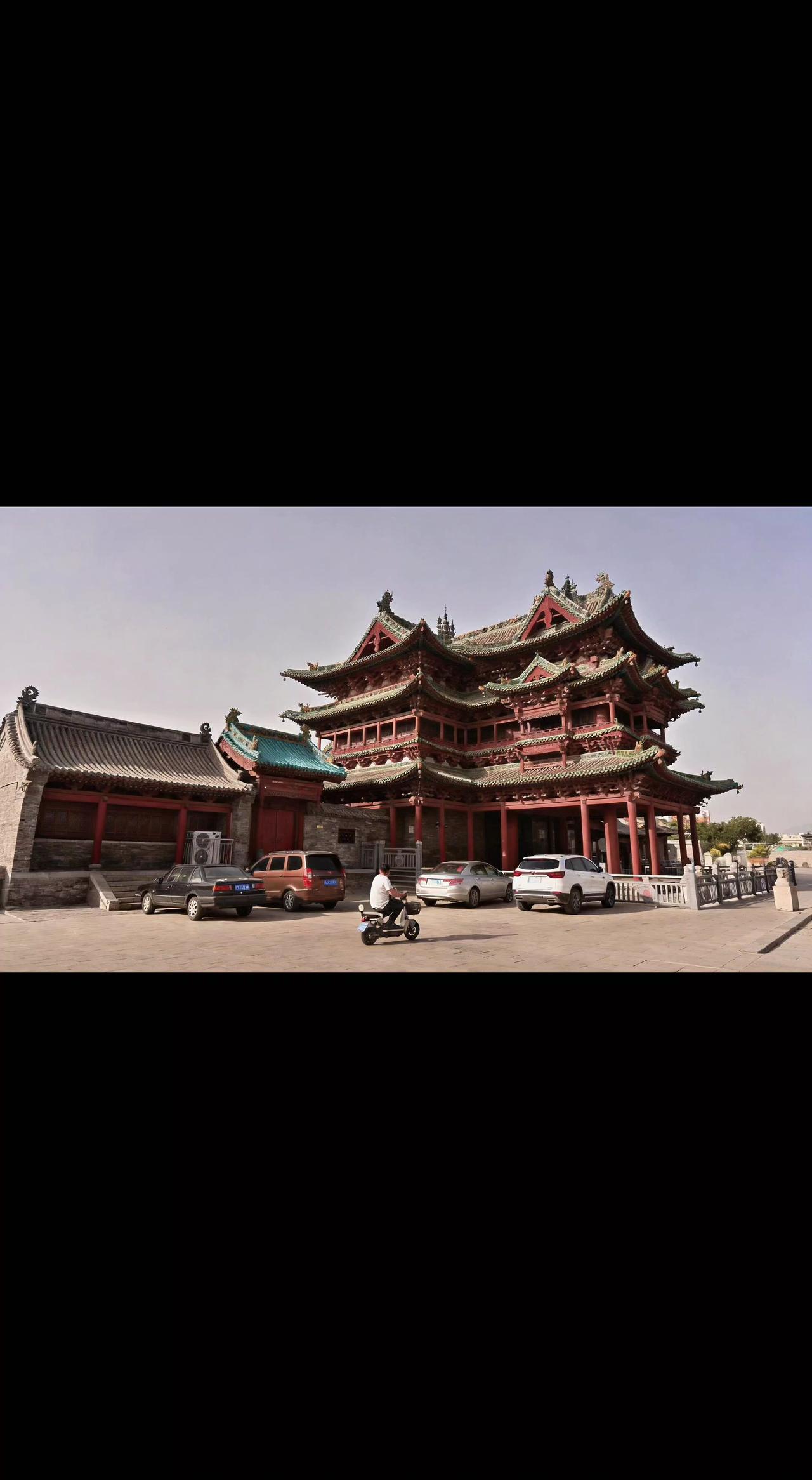 🏮飞檐翘角吻流云，红墙斑驳藏光阴。古建与车流对话，是历史在人间散步🚶‍♂️