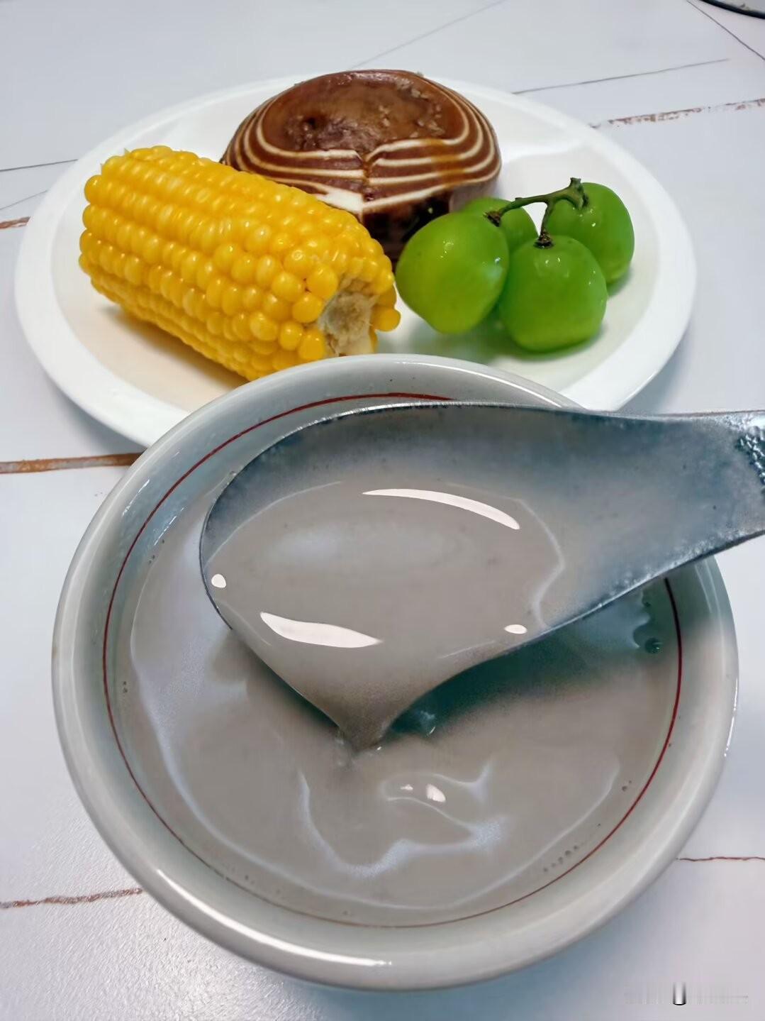 我这一生从农村里走出来，
直到现在，亏欠最多的就是自己。
没舍得给自己买过一件千
