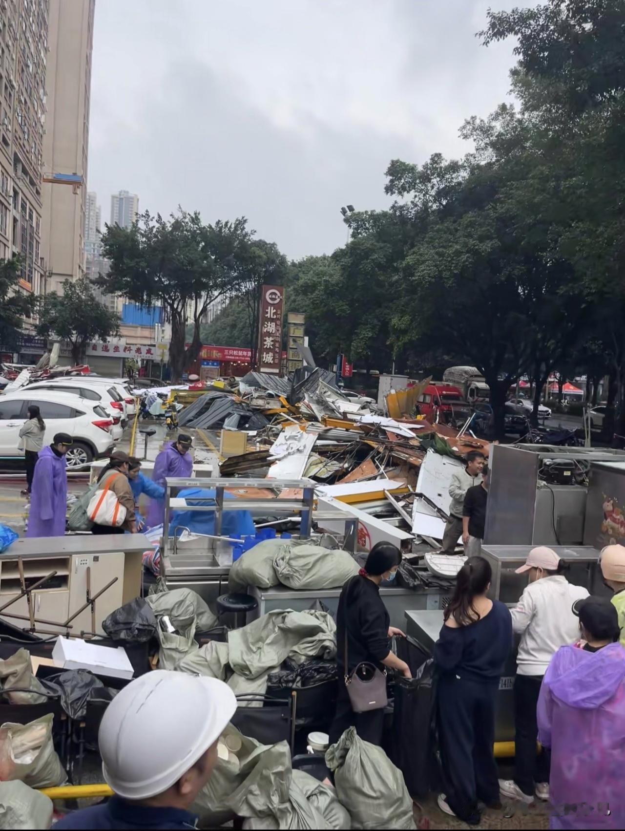 北湖北路原人人乐超市门口的外搭商户一夜之间全拆了，奶茶一条街不复存在，这回突然全