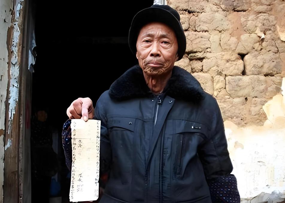 2015年，一位白发老人拿着一张欠条走进孝感市人民政府，颤巍巍的说道：“红军欠了