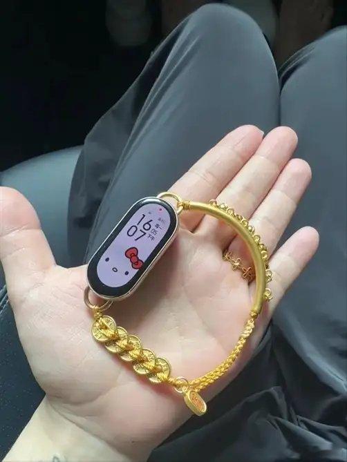 身价暴涨，史上最贵小米手环诞生！近日，看到了小某书博主晒出的小米手环图片，真的是