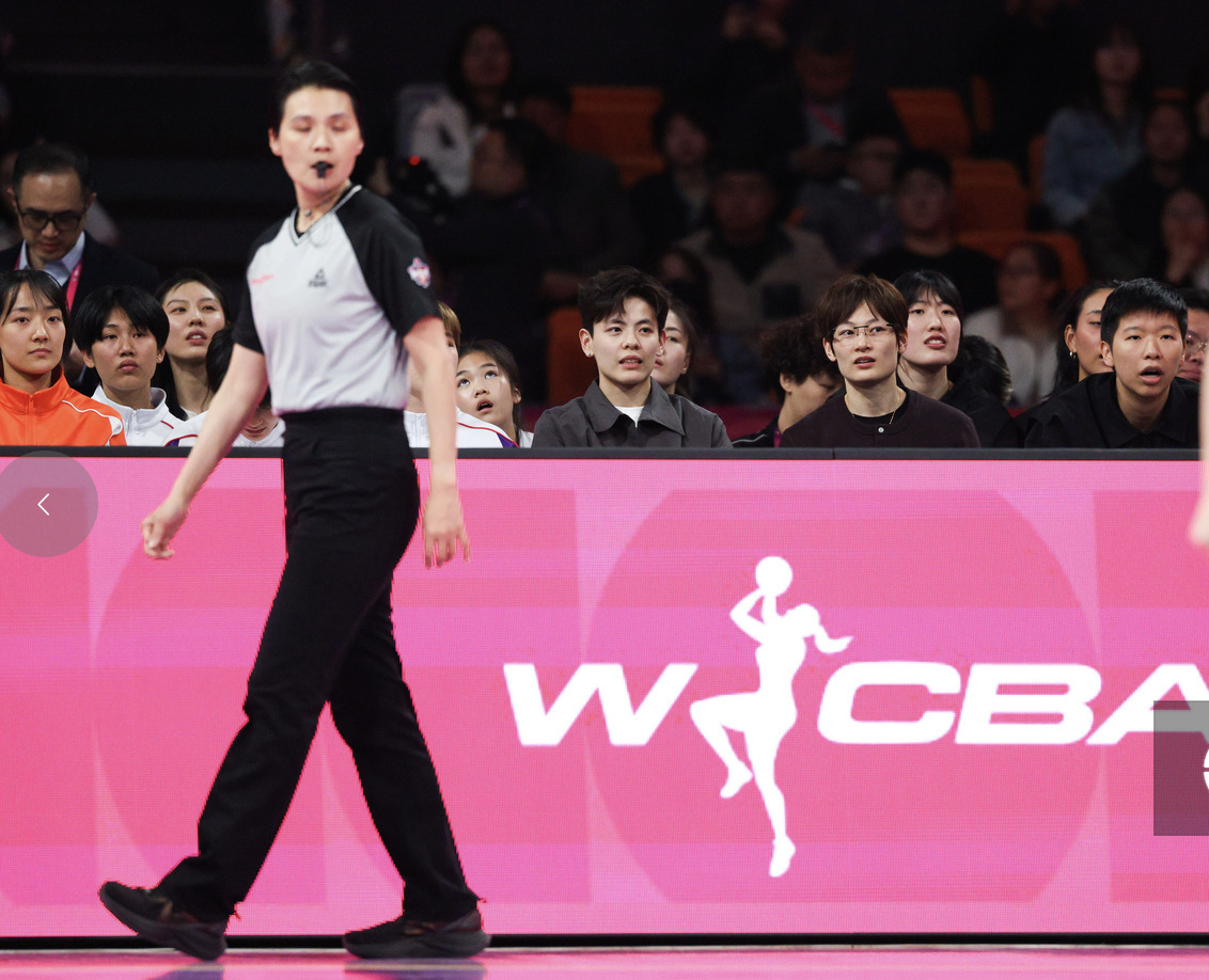 杨舒予WCBA全明星周末 杨舒予、杨力维场边观战WCBA全明星星锐赛 