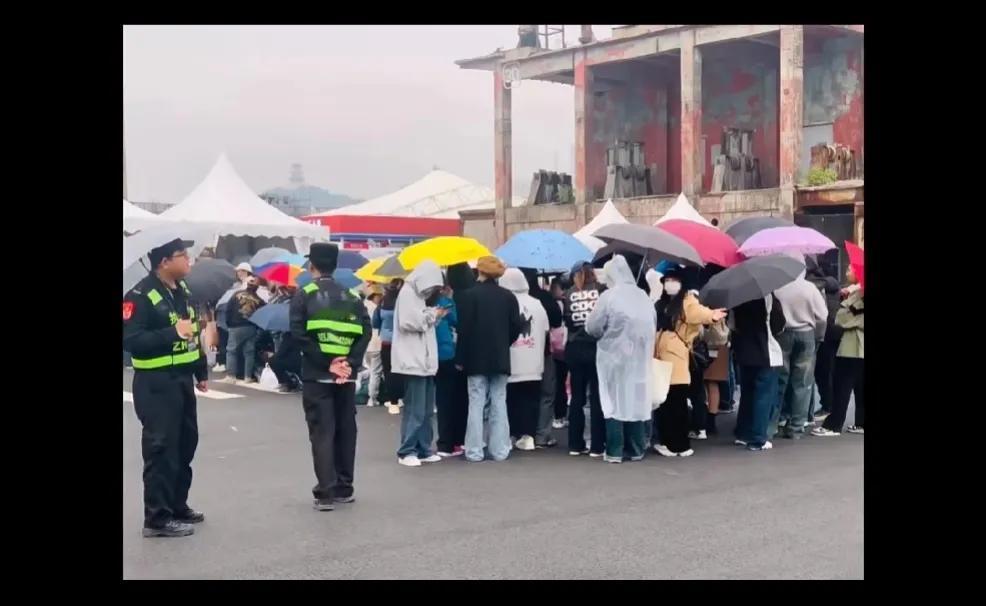 WTT大满贯公园球员见面会，
今天是楚钦老师。
据说很多人凌晨四点多就去排队了，