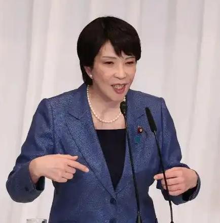 [微风]日本政坛最近真是闹翻了天！首相高市早苗在电视上强硬表态，要中国立刻撤销出