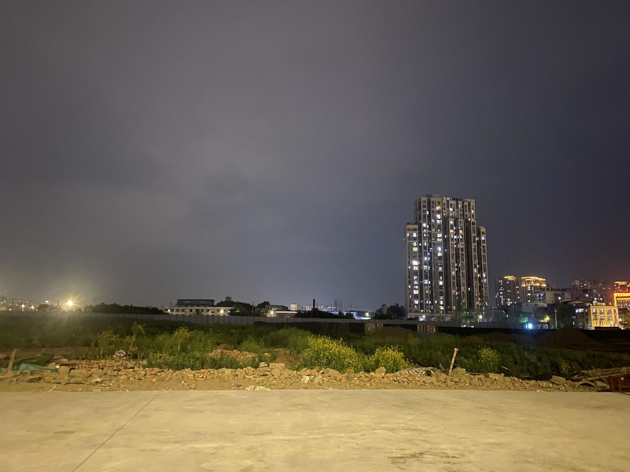 这是成都，感觉回到了小时候！
坝子前面就是自己的土地
在坝子里面随意玩耍
呼吸着