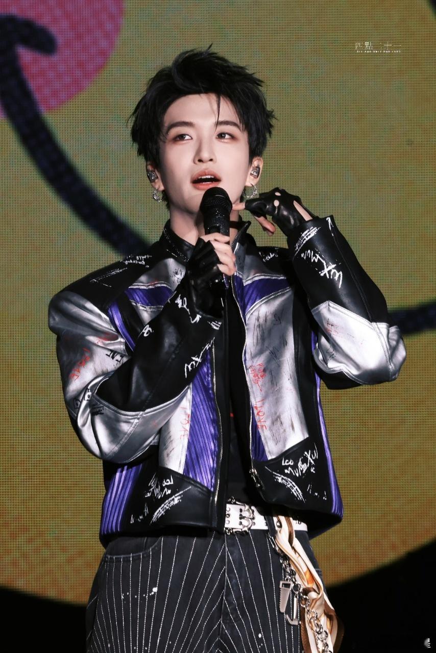 黄子弘凡把东北唱暖了黄子弘凡的返场太绝了！哈尔滨的冬夜被他的歌声暖化，温柔又有希