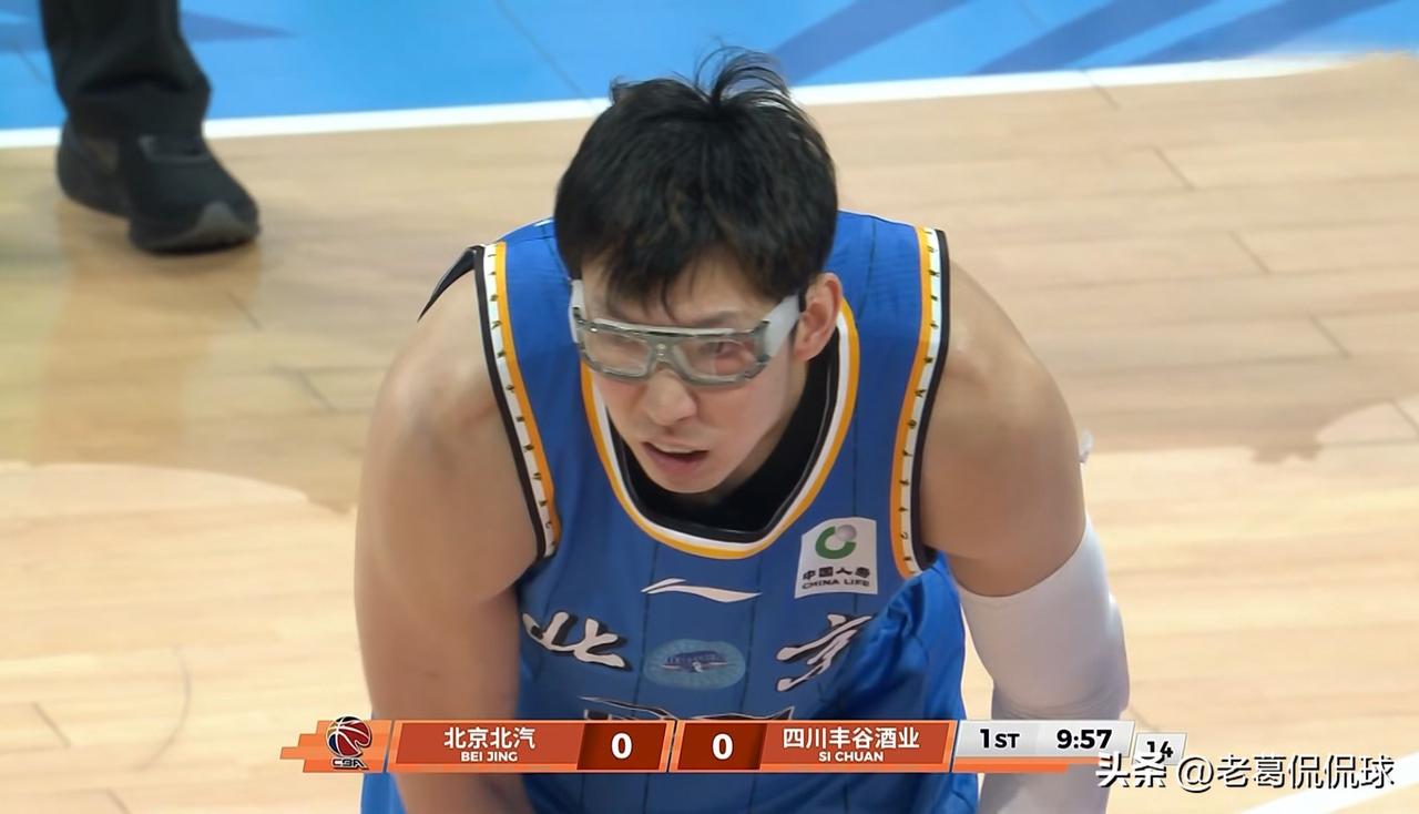 北京北汽巨星周琦的状态真是太让人惊喜了！在今天北京北汽主场以88：55大胜四川丰