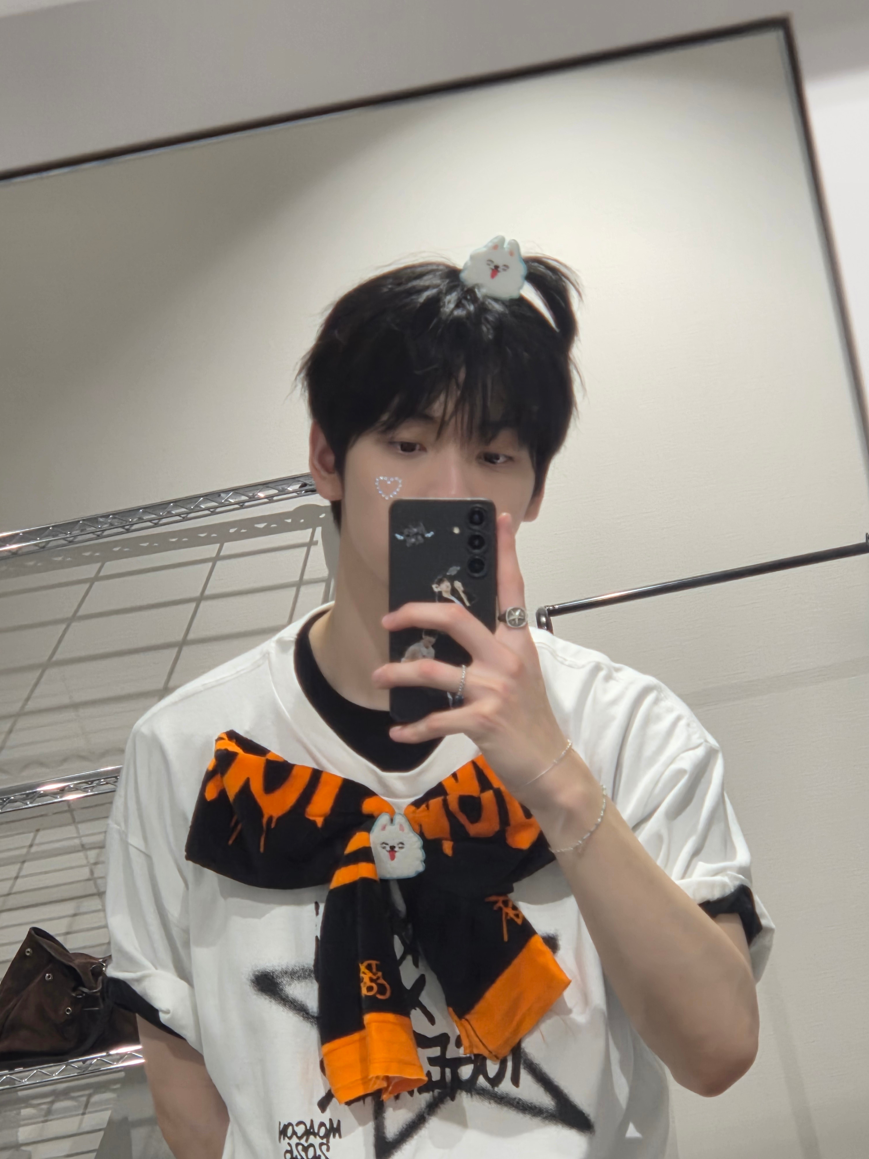 260528 🐰wvs post 苹果头自拍来啦 🐰：因为网不好所以直播就到