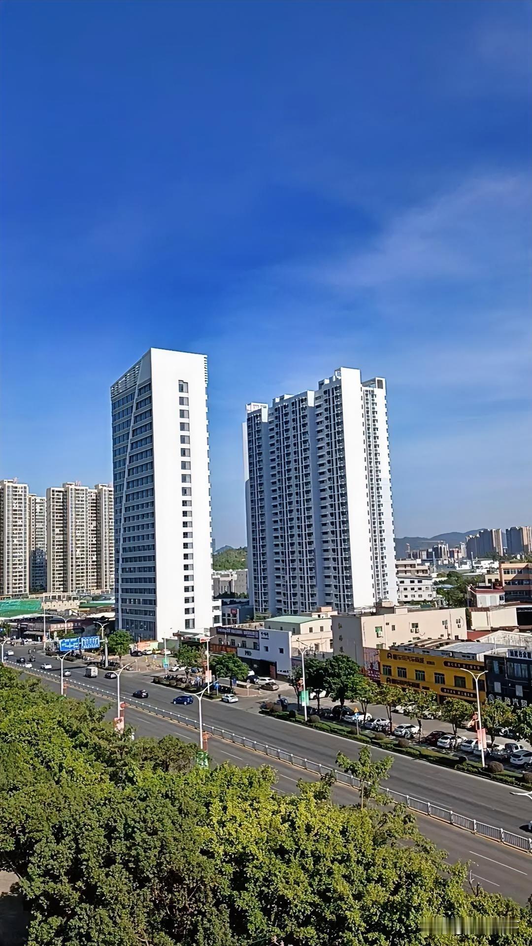 这世上最珍贵的陪伴，从来都经不起等待。
越长大越明白，我们总把好脾气给了外人，把