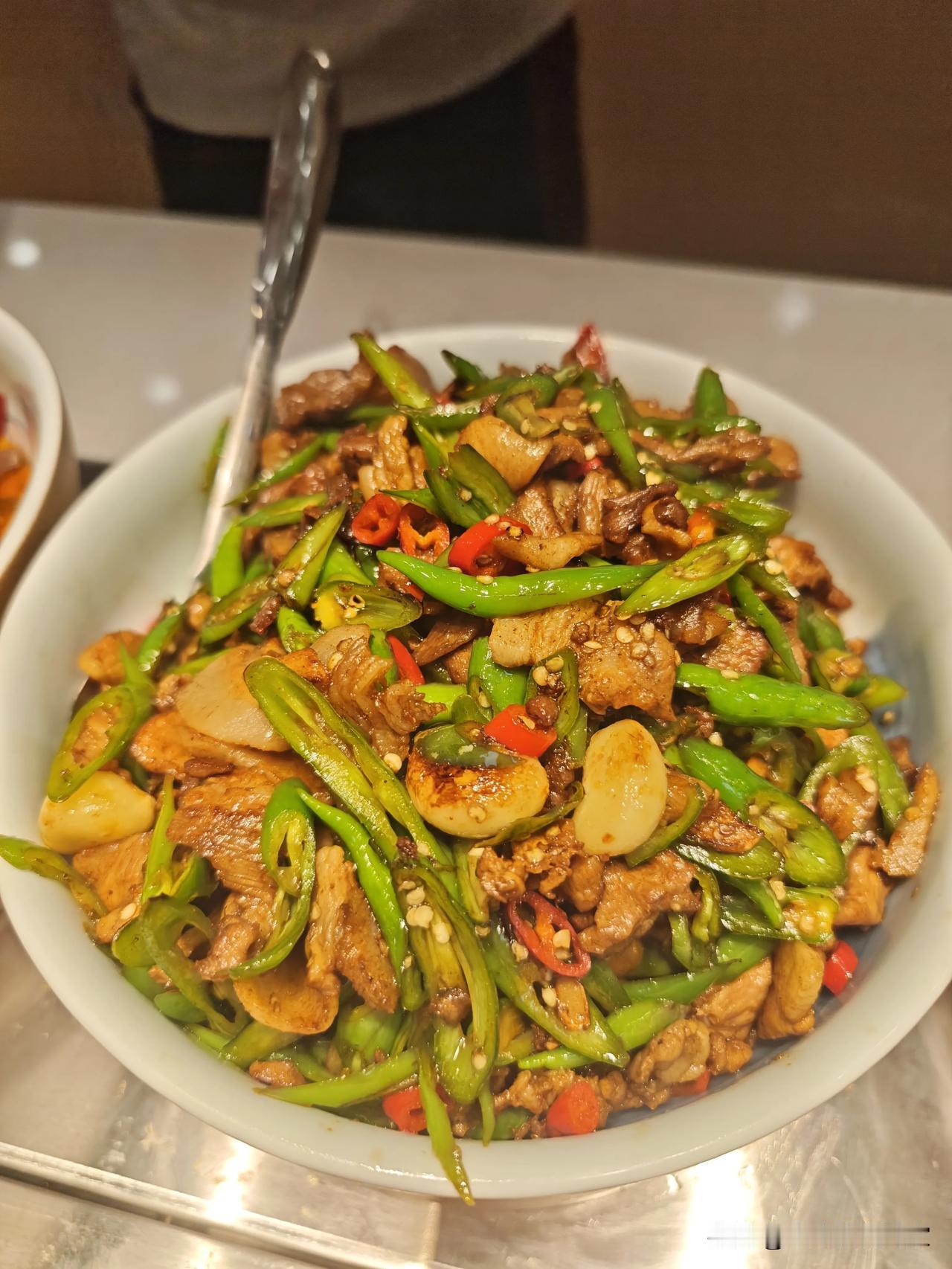 有的店生意不好，可能真不怪你经营和管理，而是你没有选到一个好邻居
前两天我们一个