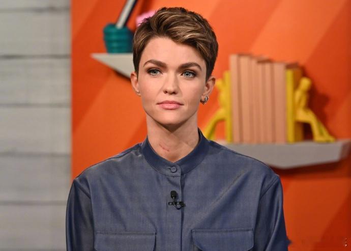 水果姐否认性侵就太离谱了，现在都已经发展到女的诬陷女的上了。水果姐是直女。这个女