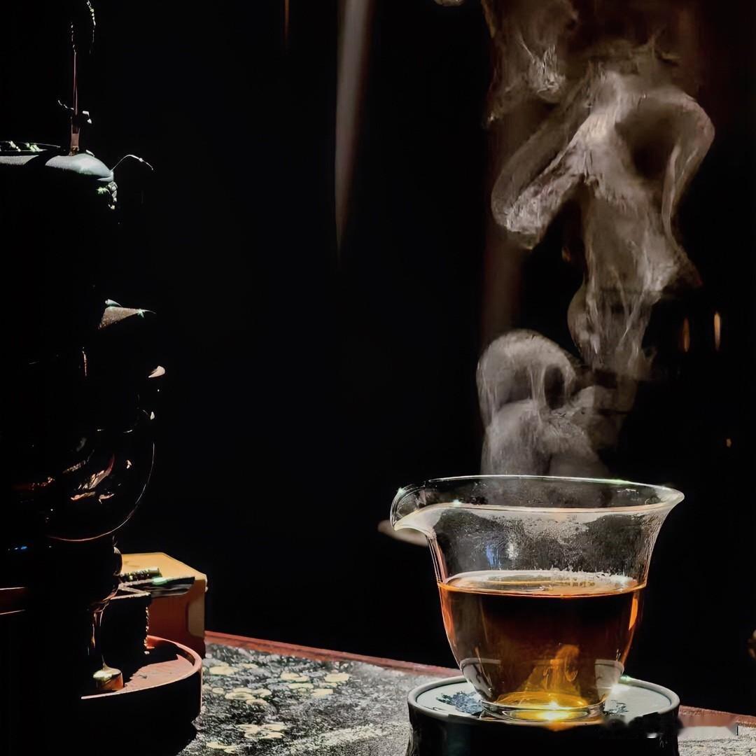 《如梦令·茶趣》

同煮一壶春水，分与座中诸子。问味各如何？笑道苦甘皆似。休议，