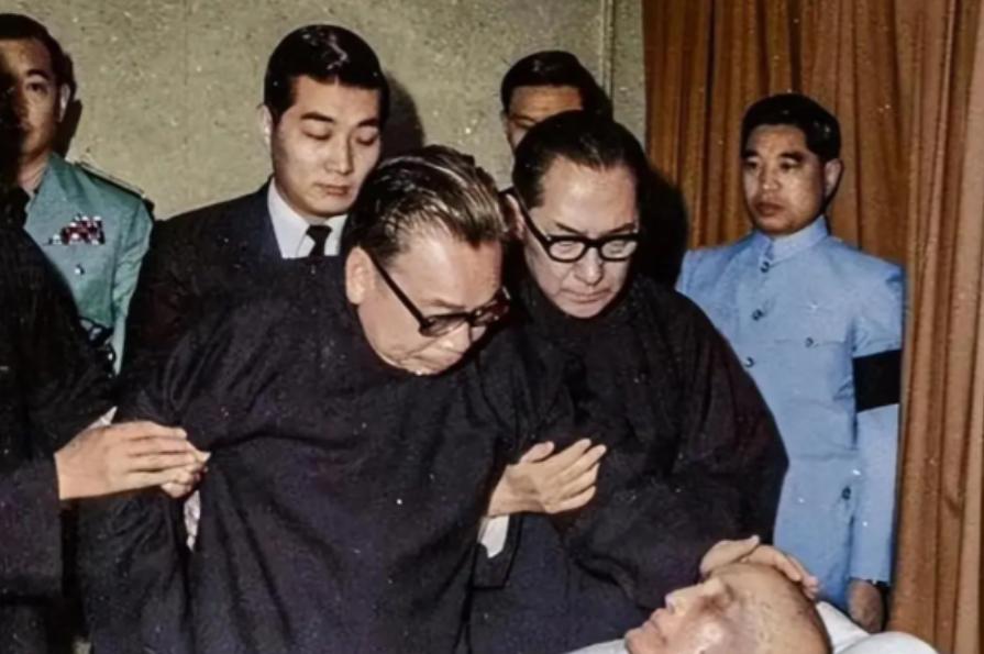 如果蒋介石父子的棺木，有机会运回大陆，个人觉得，可以安葬到浙江奉化蒋氏的祖坟边上