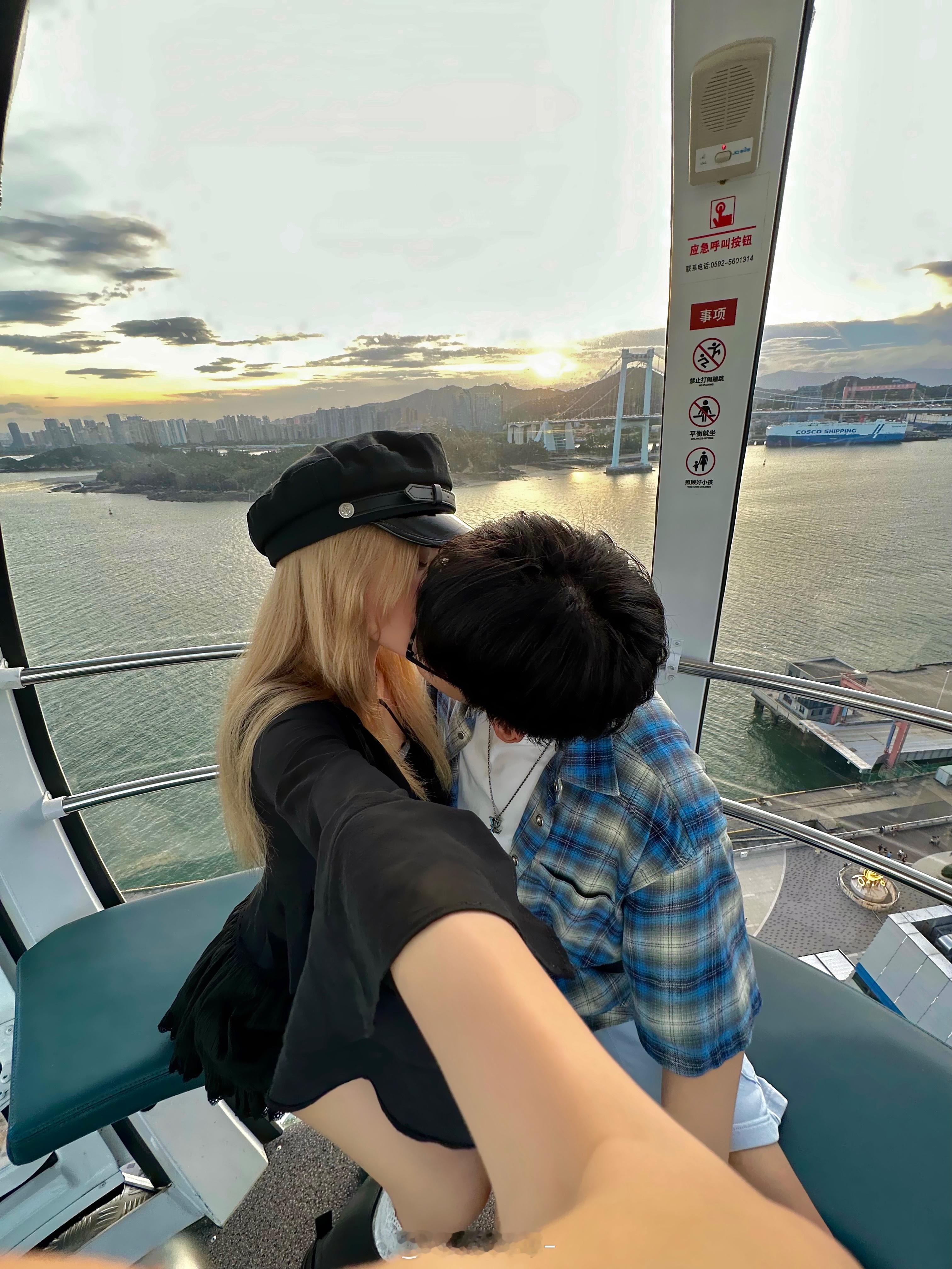 👩🏼‍❤️‍💋‍👨🏻🎡🌄  ​​​