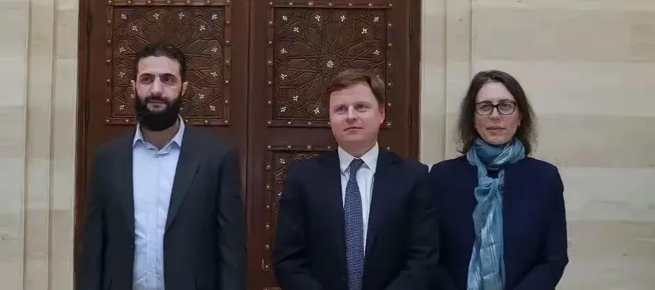 朱拉尼，希望美国帮我一把。
美国表示，只要叙利亚能把俄军驱逐出驻叙利亚军事基地，