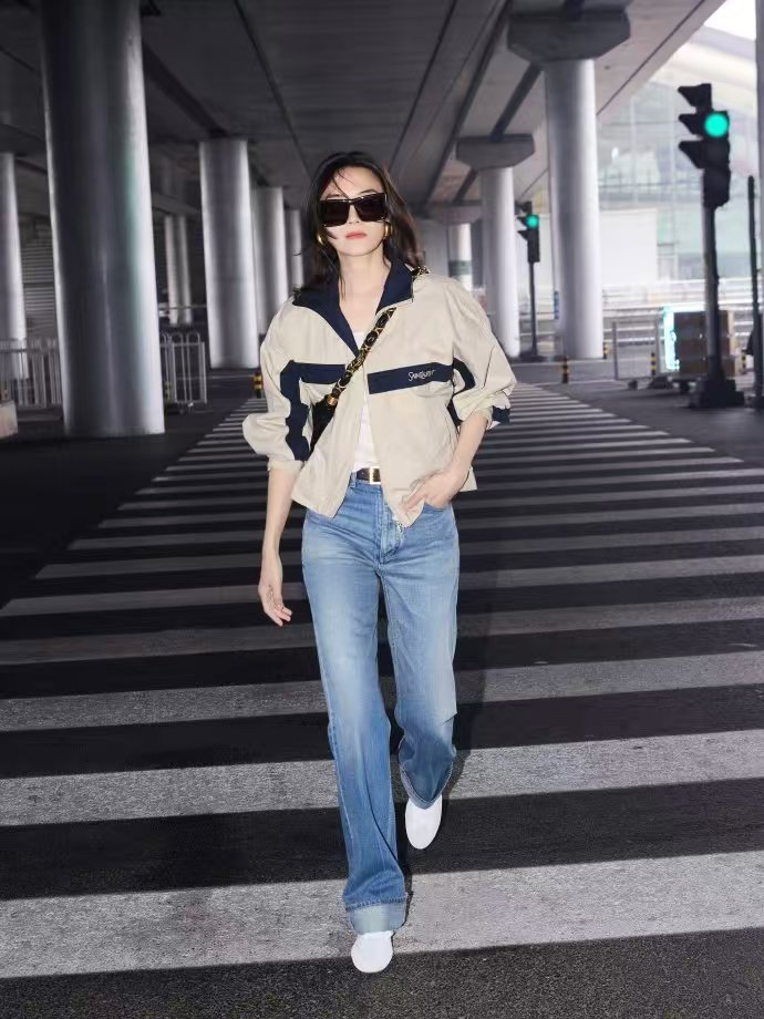 宋佳巴黎时装周出发路透 宋佳启程巴黎时装周，简约拼色外套配丹宁裤，松弛感穿搭超有