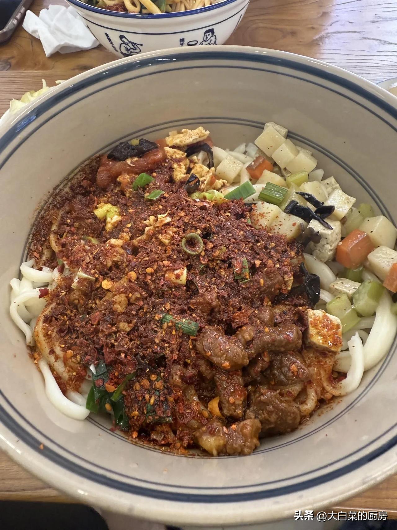 陕西的朋友帮我瞅瞅，在咱本地的一家陕西面馆吃的这个三合一正宗不，哨子是不是给得有
