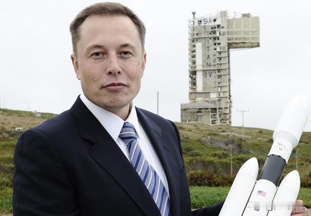 4000亿富豪住朋友家，母亲自传道出成功秘密。
马斯克说自己每天能赚3个亿，但过