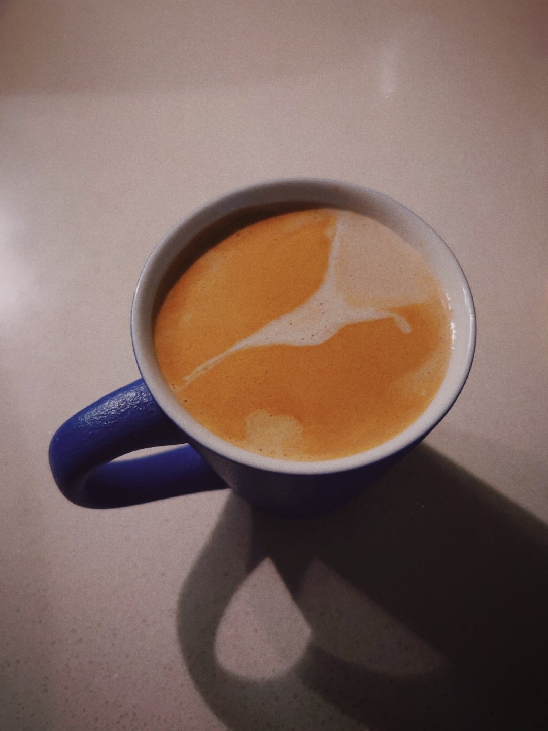 最近找到了自己最喜欢的喝法，胶囊咖啡机打出来的Expresso只取前1/3最浓颜