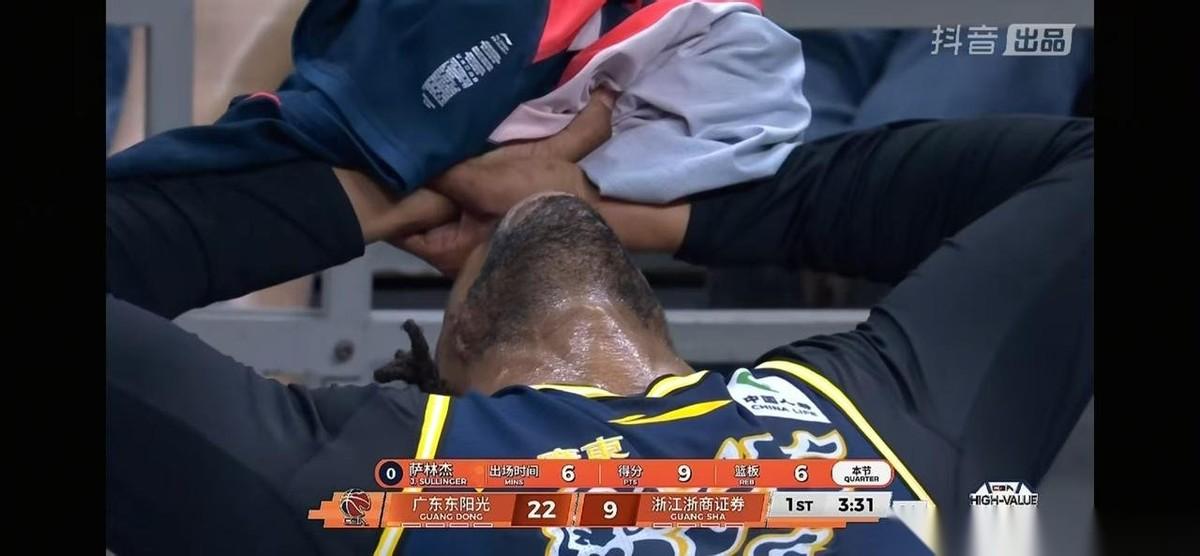 广东宏远凶多吉少！山东男篮迎来利好消息！据前方球迷透露在济南机场接机广东队时，没