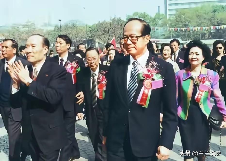 早年李嘉诚在广州参加活动，一旁鼓掌的是原广州市长黎子流

一张老照片，李嘉诚在广