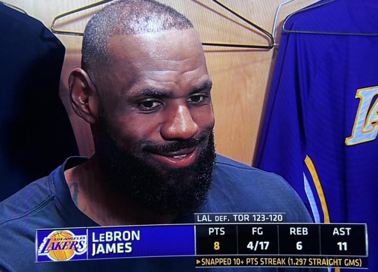 上双记录中断！詹姆斯笑谈：

“没啥感受，我们赢了。”

“无论输赢，我总是做出