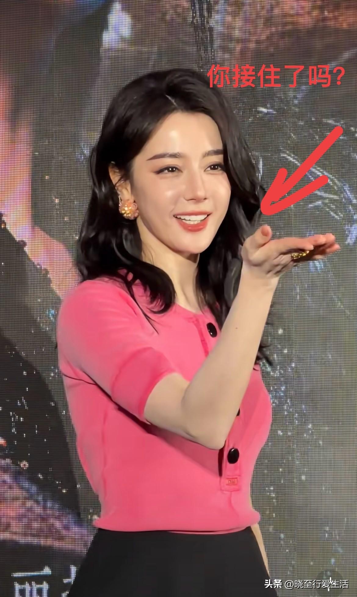 美翻啦！瞧，当接住迪丽热巴飞吻的瞬间，全场爆出阵阵尖叫与欢呼，场面险些失控？
