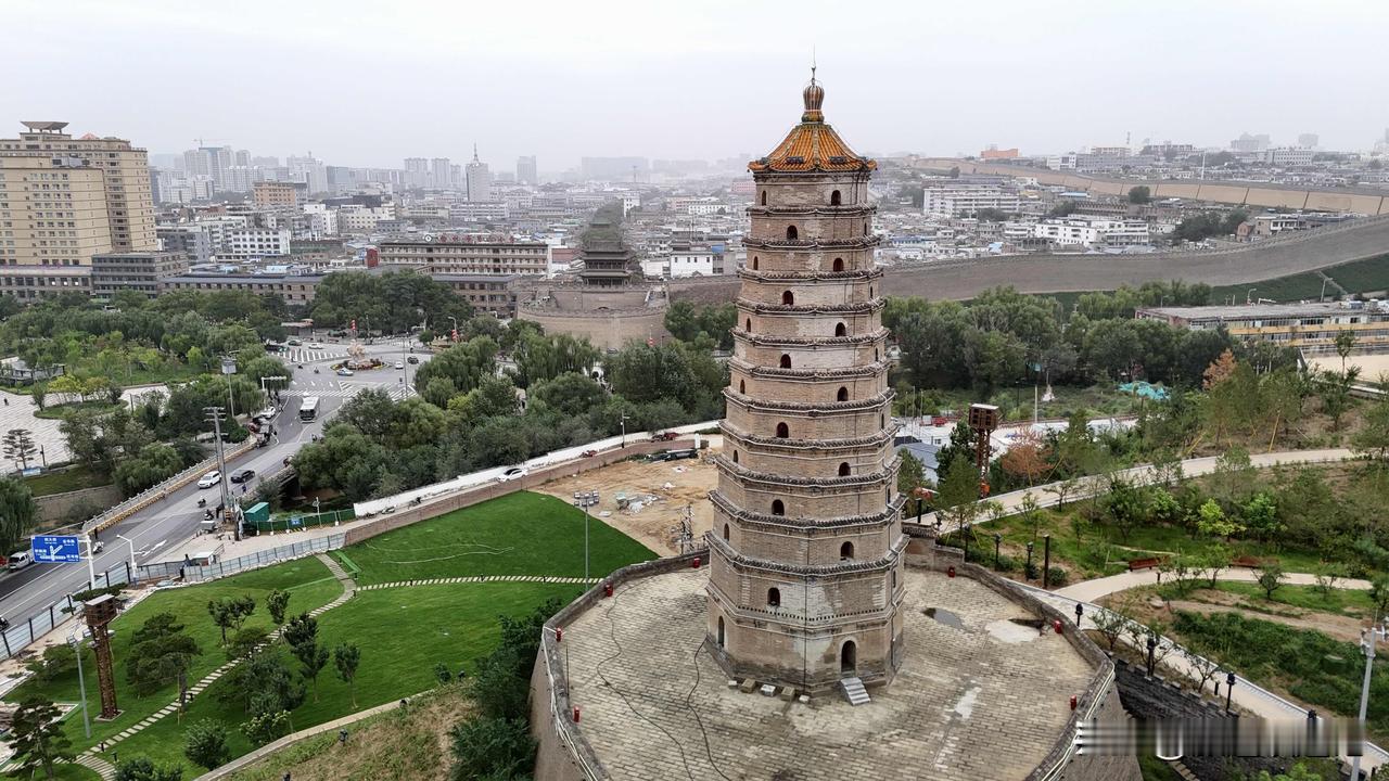 “南塔北台中古城，六楼骑街天下名”是榆林古城的一道靓丽风景。600年的老街沉淀着