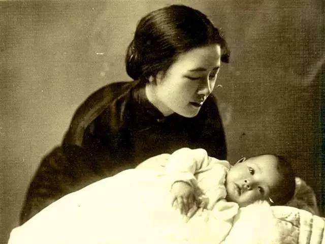 1953年的一次会议上，林徽因指着时任北京副市长吴晗的鼻子：“我林氏满门忠烈，你