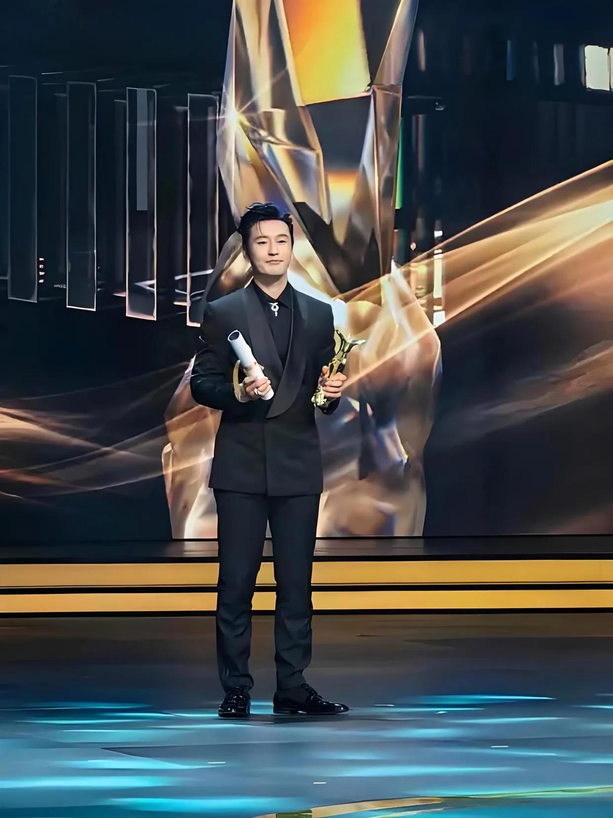 谁说黄晓明不红了？
这不，又崭获了一枚金爵影帝！