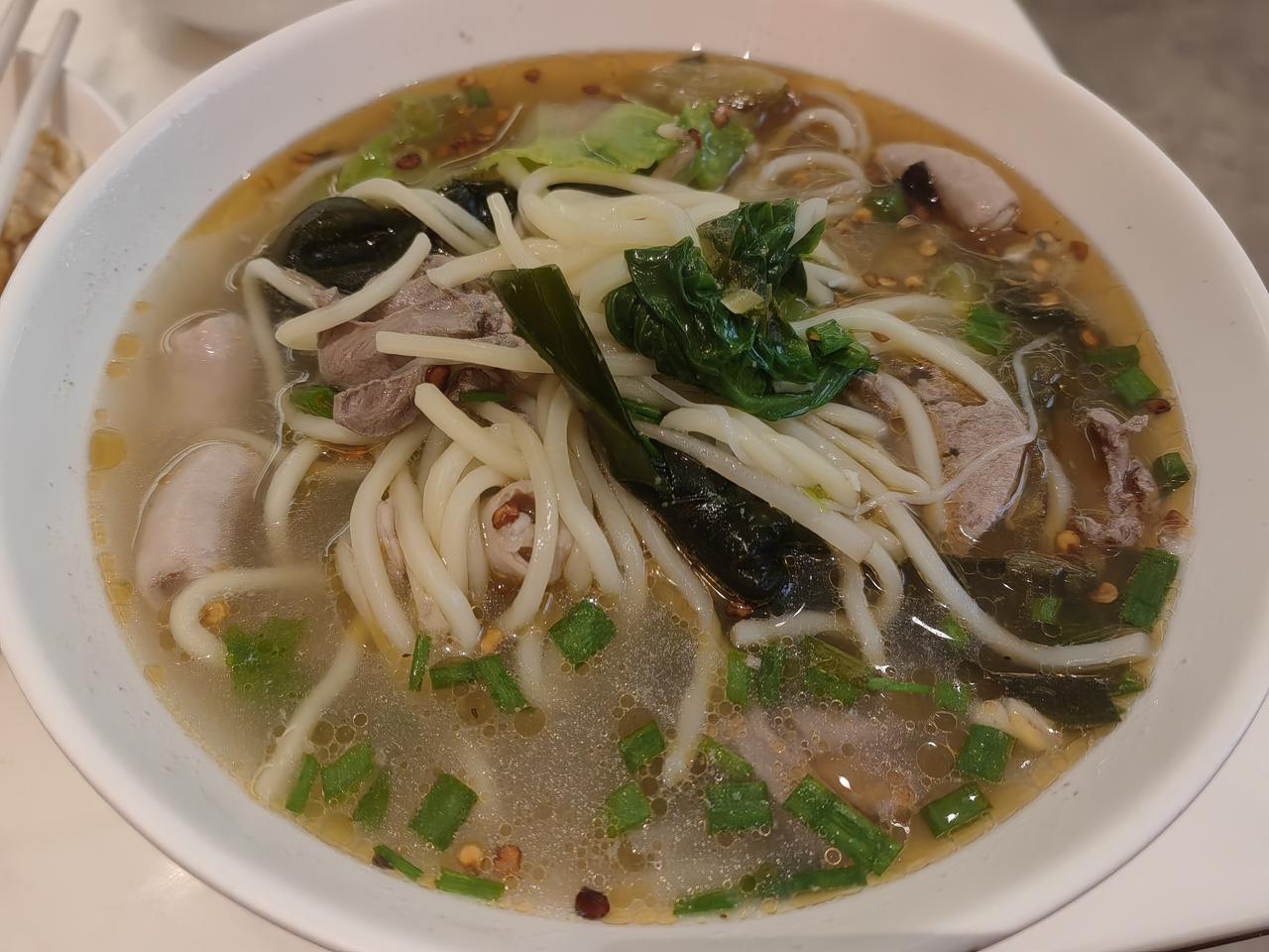 漳州宾馆的早餐，不错。猪肝鸡心恰到好处，肠老了些。
​汤解宿醉。