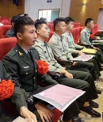 心态重建：先“着陆”再“起飞”

刚回来最忌讳拿部队标准要求自己和别人，容易产生