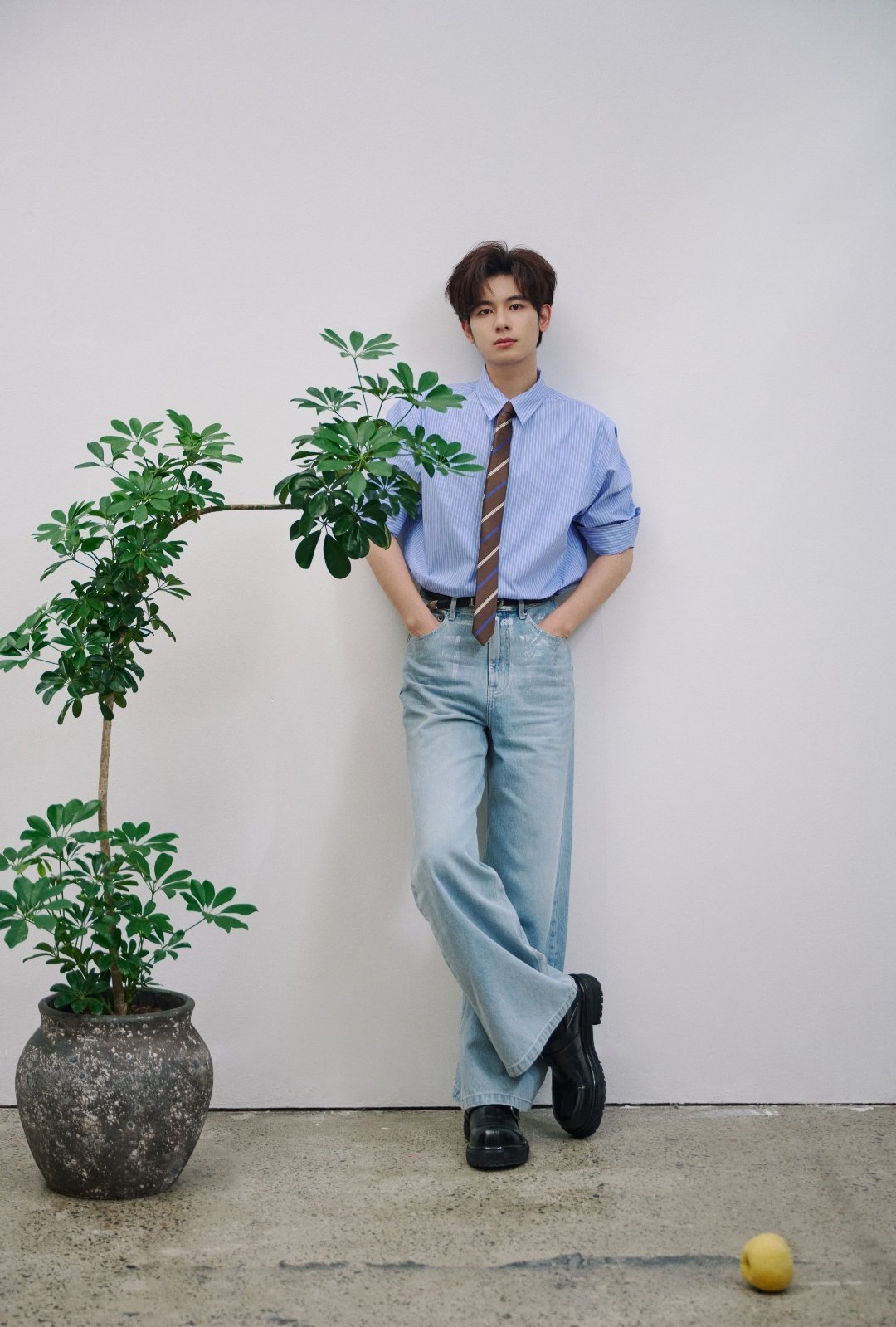 胡先煦分享了一组同色系穿搭～“一波 💙请查收” 