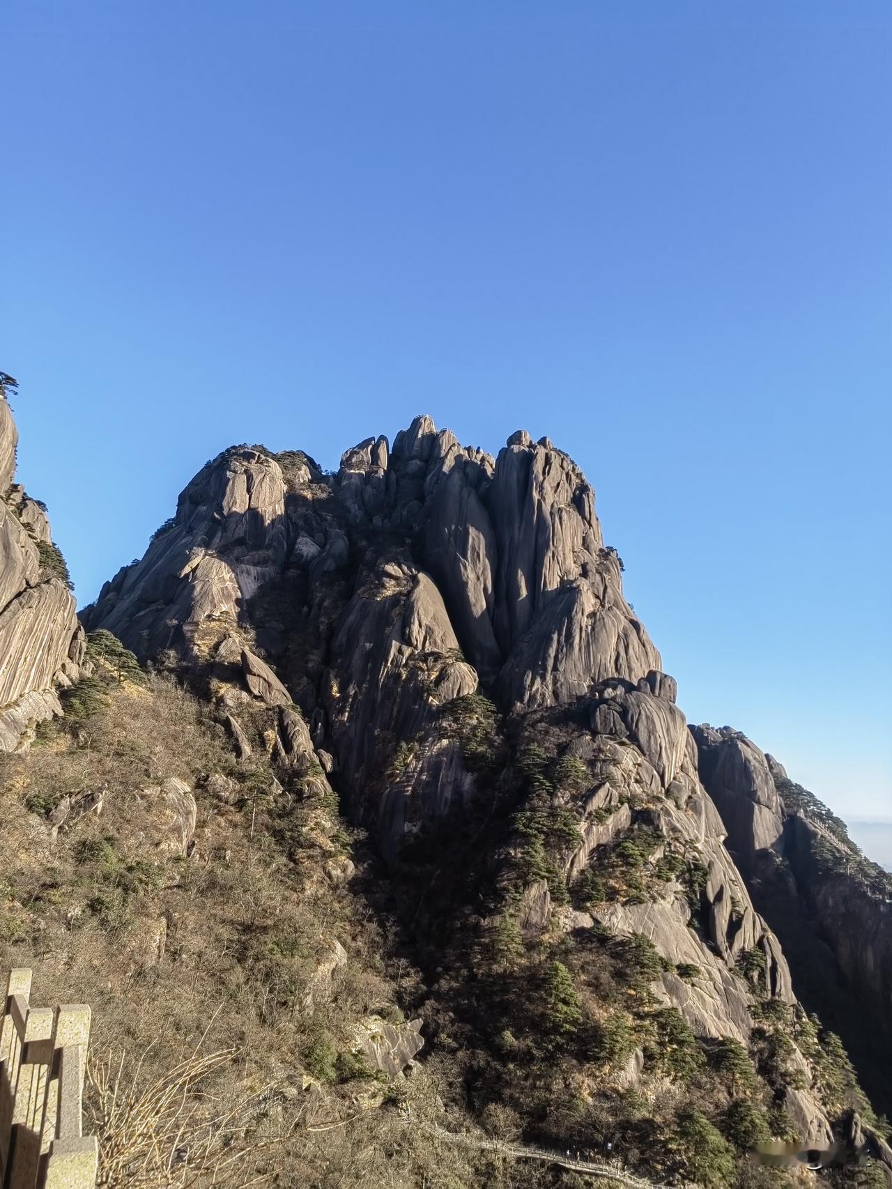 中国有三山五岳之说：
三山：
1.黄山
2.峨眉山
3.？
五岳：
1.中岳嵩山