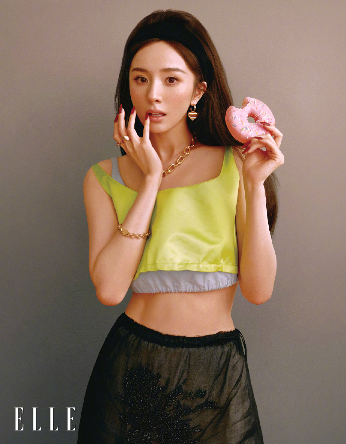 杨幂杂志腹肌杨幂超绝腰部线条 杨幂解锁全新杂志造型，精致的腰部线条格外吸睛，若隐