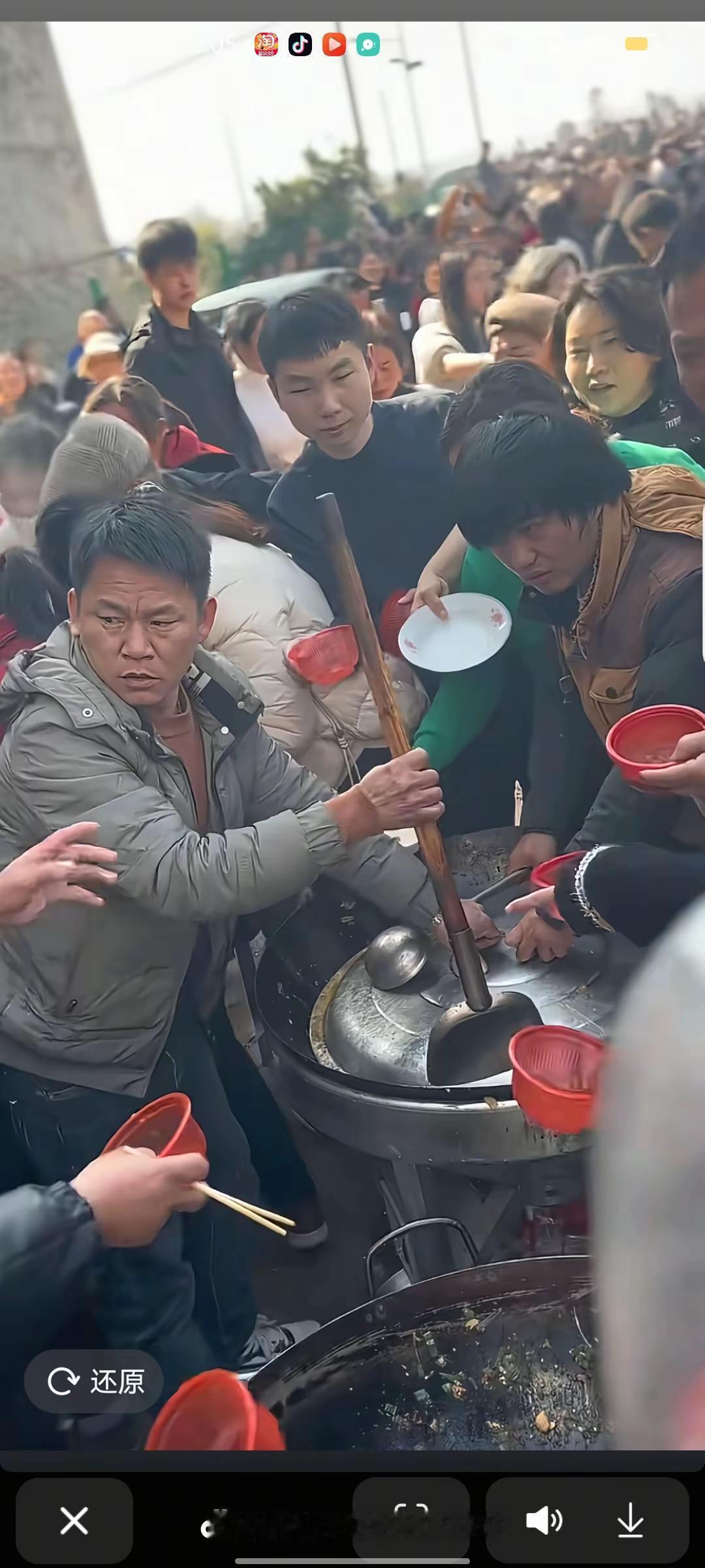 西“杀猪宴”预备100桌酒席，来了四五万人，发起者为筹备不足道歉，镇政府：派出2
