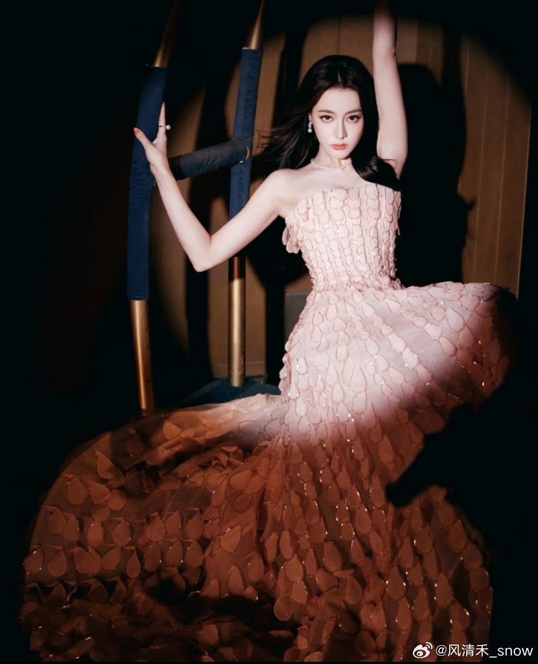 迪丽热巴江坂丽奈美甲 笑死，迪丽热巴这热搜真是“无中生有”的顶级带货😂。昨晚盛