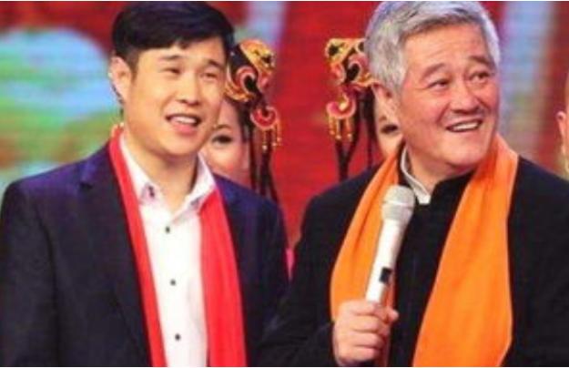 2009年，小沈阳大火后，钱追着他跑，他的收入超过了2亿多。但赵本山却改变了收益