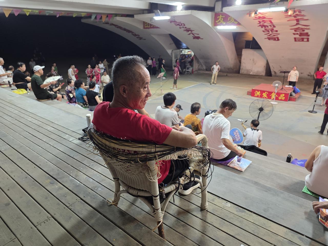 在抚顺市新华桥下，有“红歌天天唱”和“千人大合唱”两个十分火爆的合唱团，而知名摄