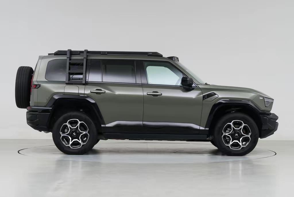 我研究了一下，为什么很多男人喜欢硬派SUV呢？
多数有硬派SUV的车主，喜欢做两