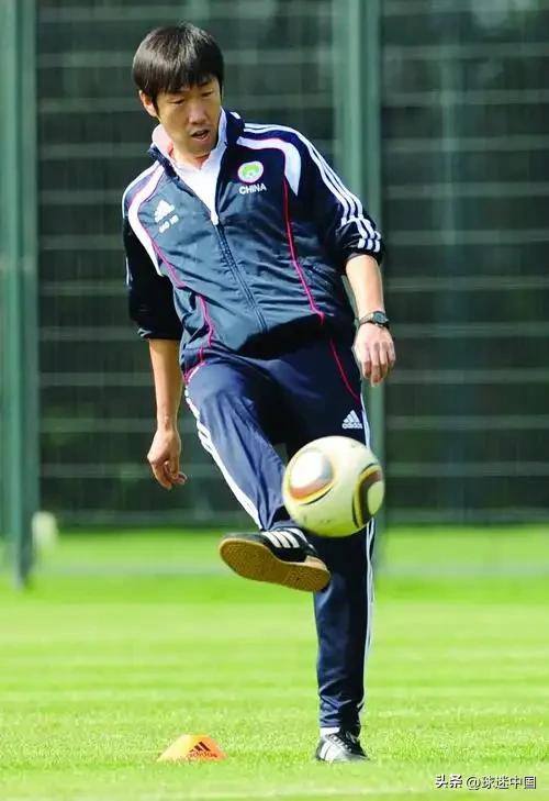 中国青年足球队于1982年八月参加在新加坡举行的亚洲青年足球锦标赛中，以六战五胜