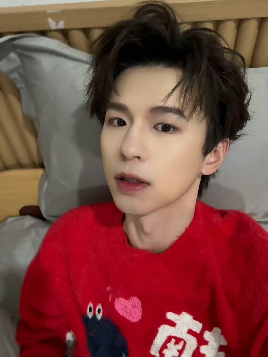 何浩楠到家 何浩楠回家过年咯，穿红色真好看呀 