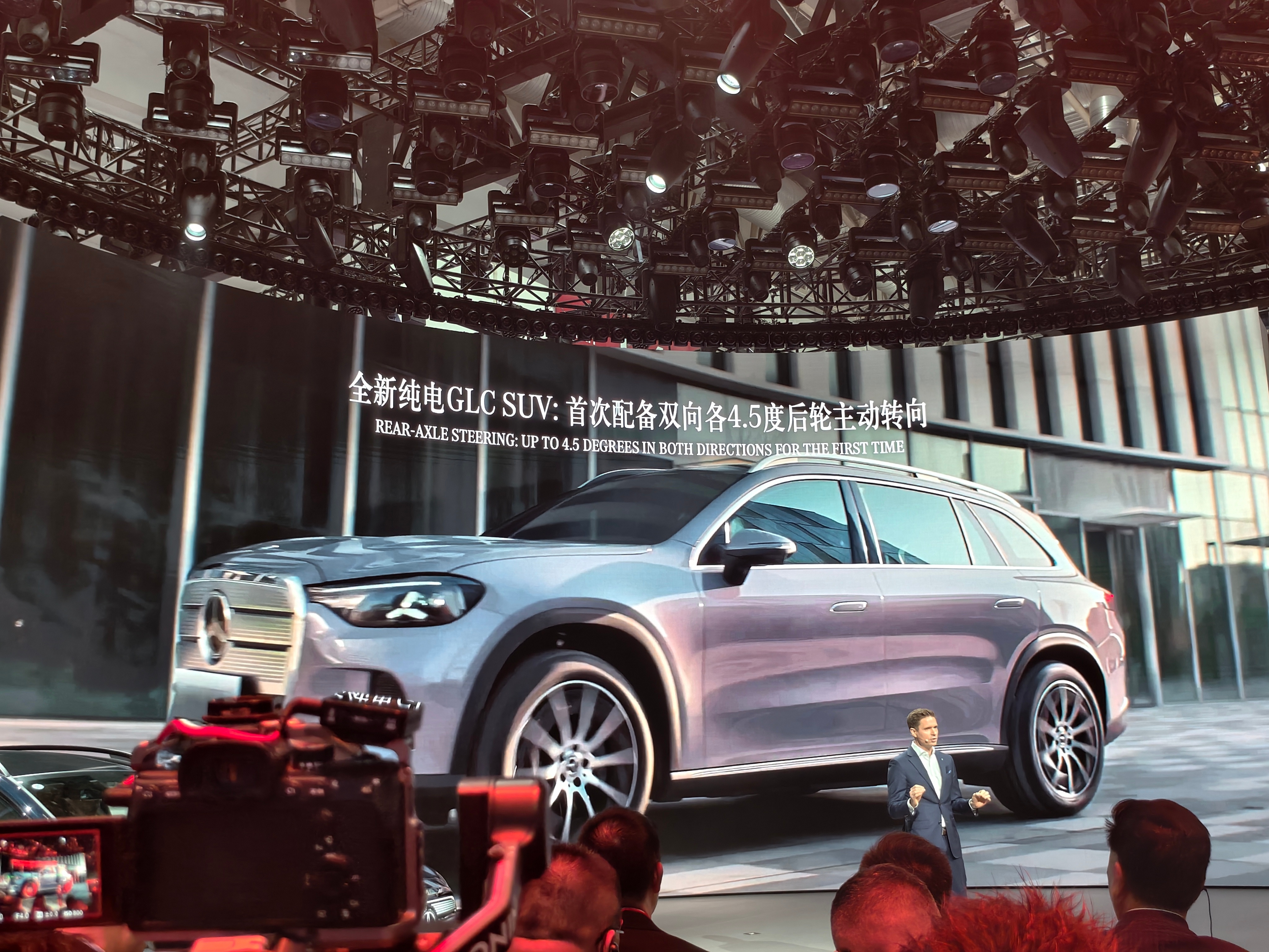 纯电 GLC 首次开始提供 S 级魔毯空悬、双向各 4.5 度后轮转向，尤其是根