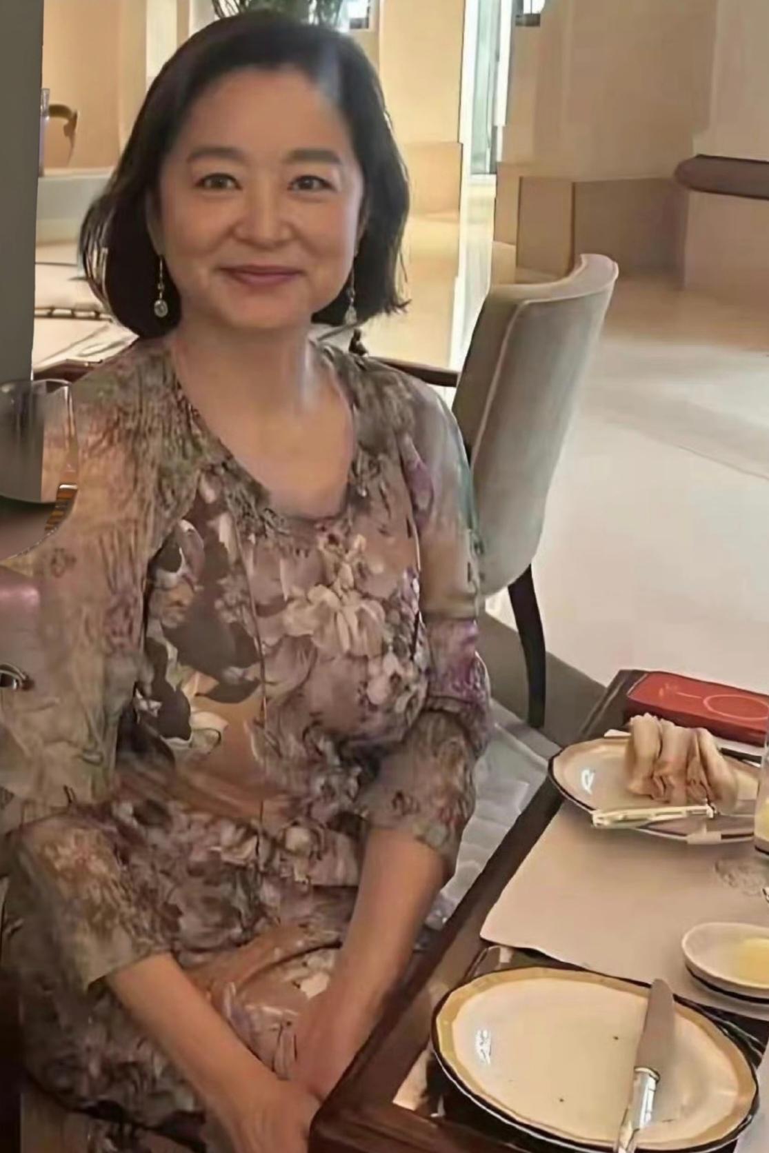 这是林青霞在街头喝下午茶时被偶遇，
定格下的一张倩影。
像不像一位端庄漂亮的居委