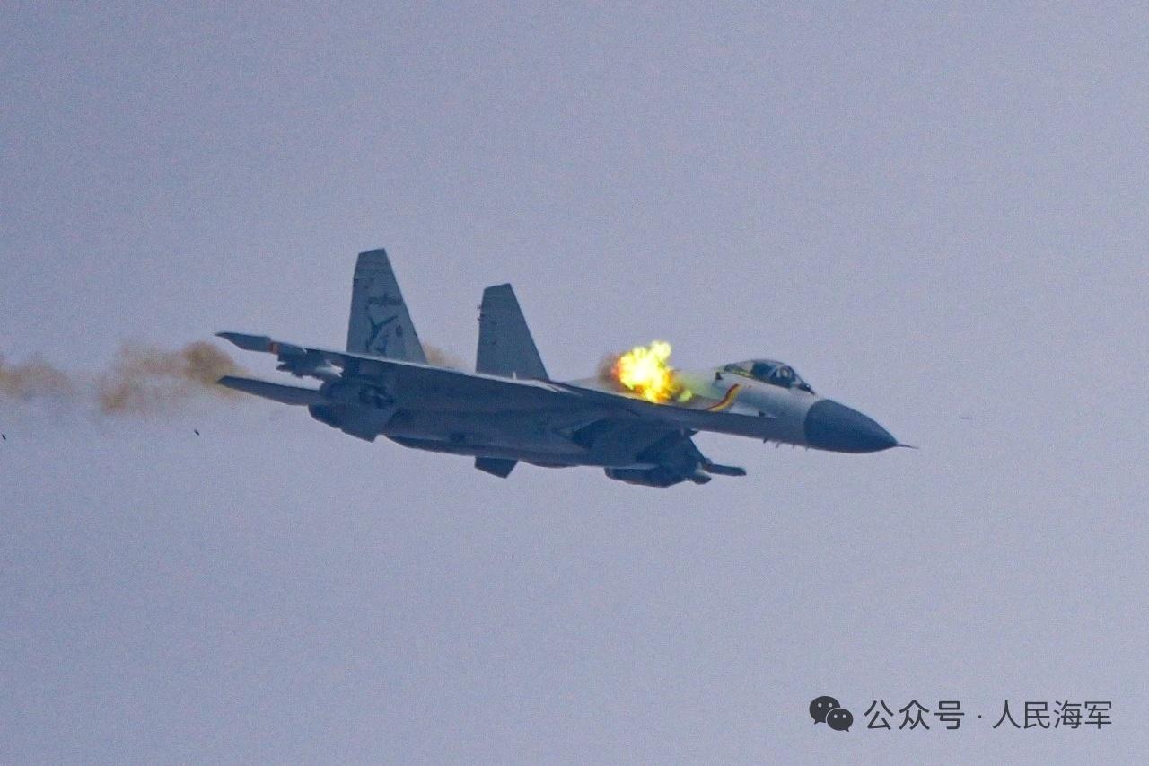 歼-15正在进行机炮对地射击实弹训练，这也是我空军保持的传统——空中拼刺刀。现在