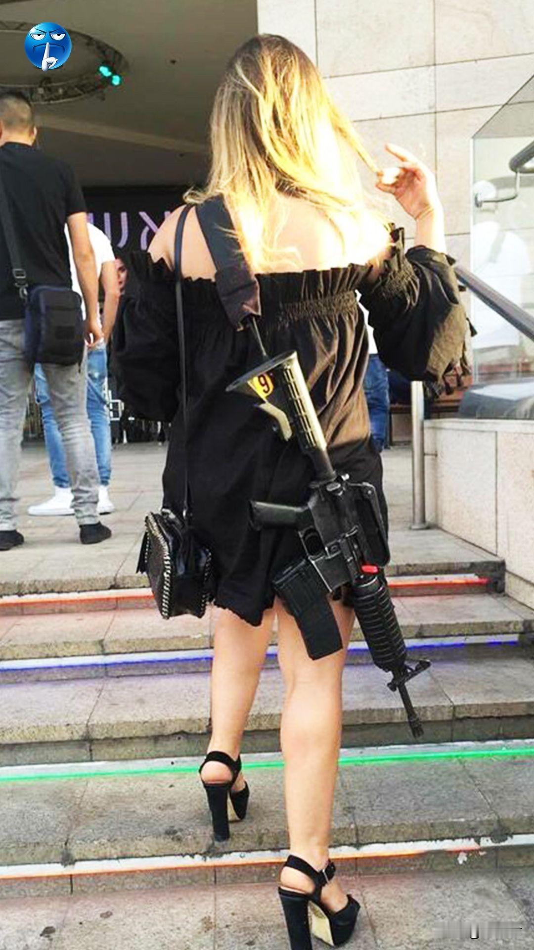 外出逛街的以色列女兵，随身佩戴自己的步枪。以色列人无论男女到了18岁都得参军至少