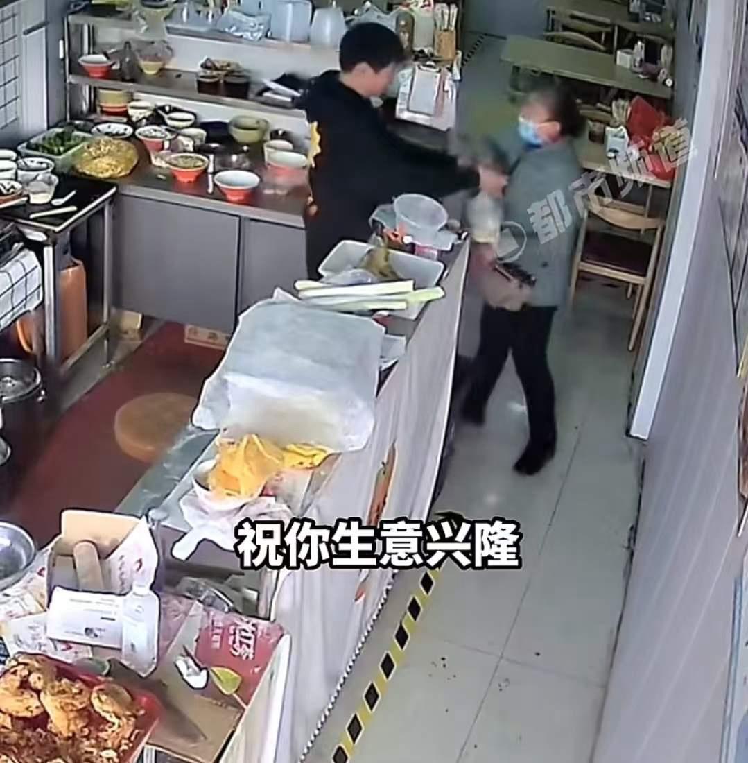 河南商丘，老人在医院临终前想喝一碗面汤，家属去医院旁边的小店求助老板：别的店没卖